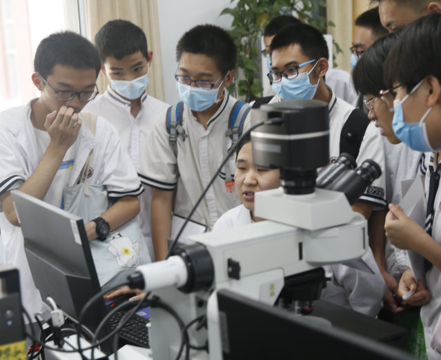 当中的讲堂经过光纤直达讲堂当名师在“专递讲堂”上为乡村孩子答疑 当中的讲堂经过光纤直达讲堂当名师在“专递讲堂”上为乡村孩子答疑